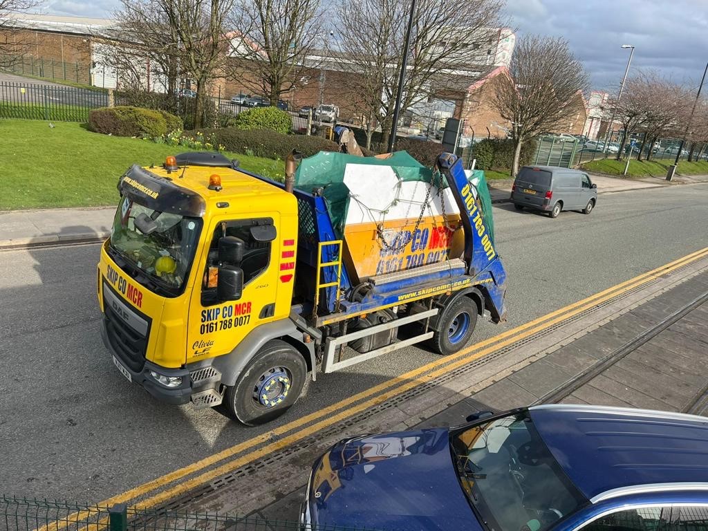 2017-daf-lf260-skip-loader-with-hyva-lifting-gear-simply